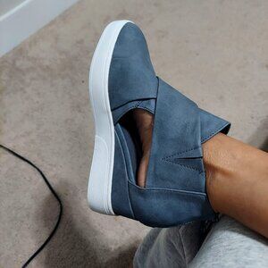 shoe like sandles , blue/grey , size 5.5 wide,  Brand new, Brand:Senna